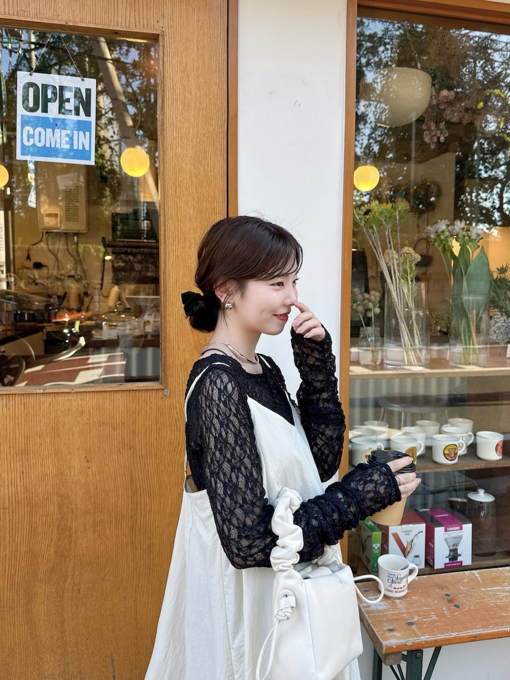 ブラック系のTシャツ/カットソーを着用したレディースの秋コーディネートの5枚目の写真
