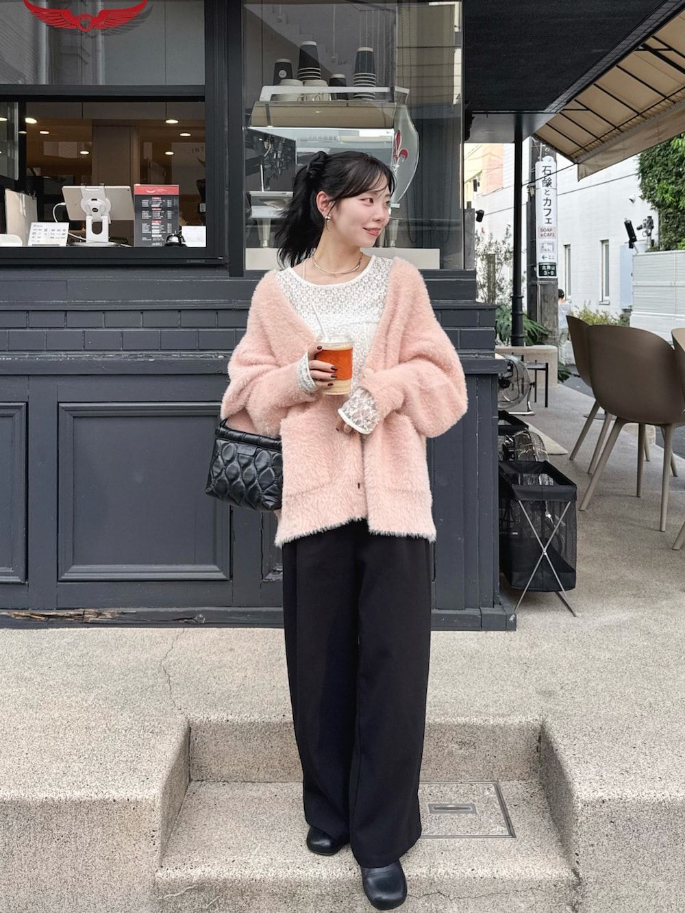 ブラック系のその他パンツ、ピンク系のカーディガン/ボレロ、ホワイト系のTシャツ/カットソーを着用したレディースの秋コーディネートの2枚目の写真