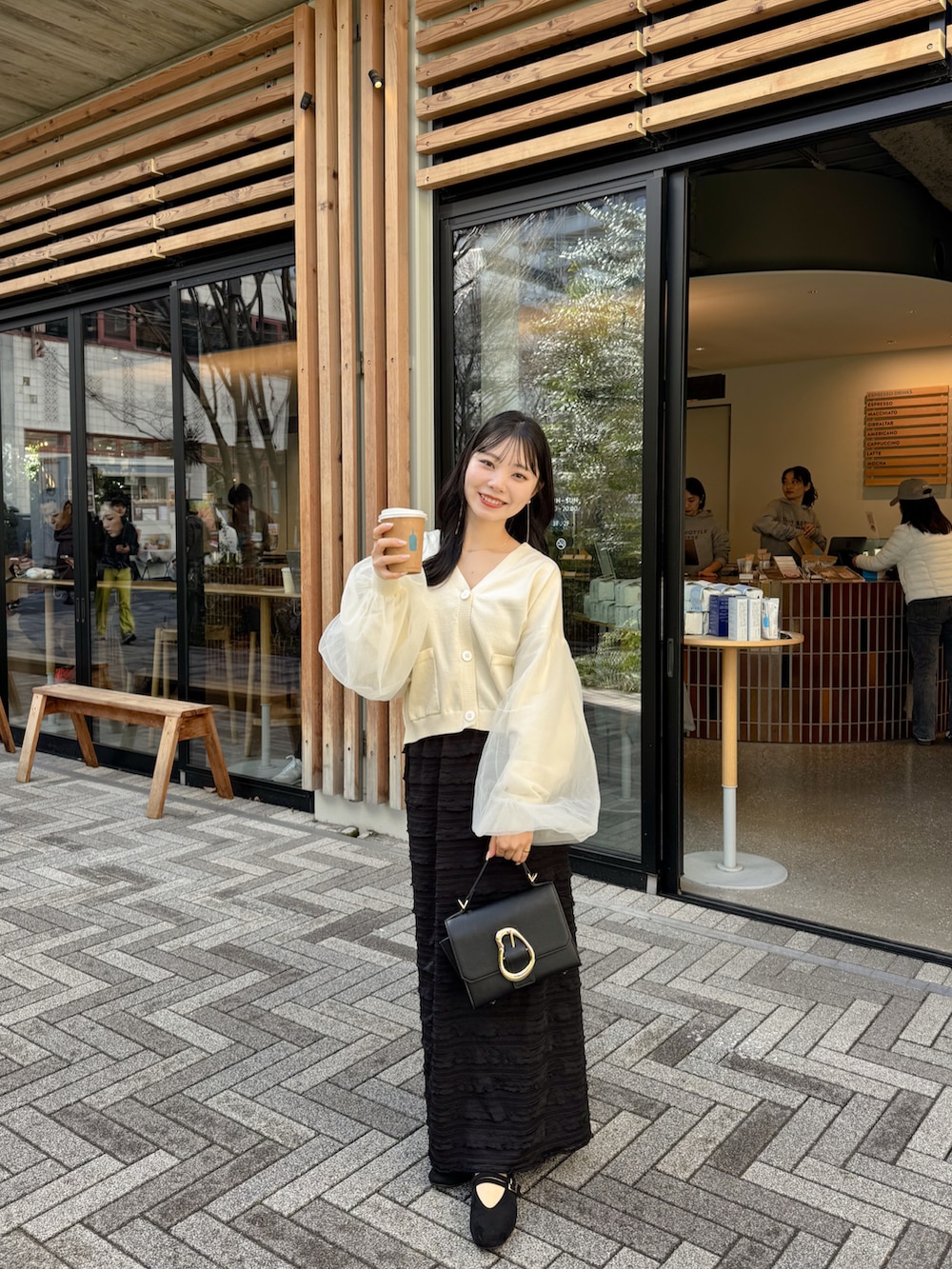 ベージュ系のカーディガン/ボレロを着用したレディースの春コーディネートの3枚目の写真