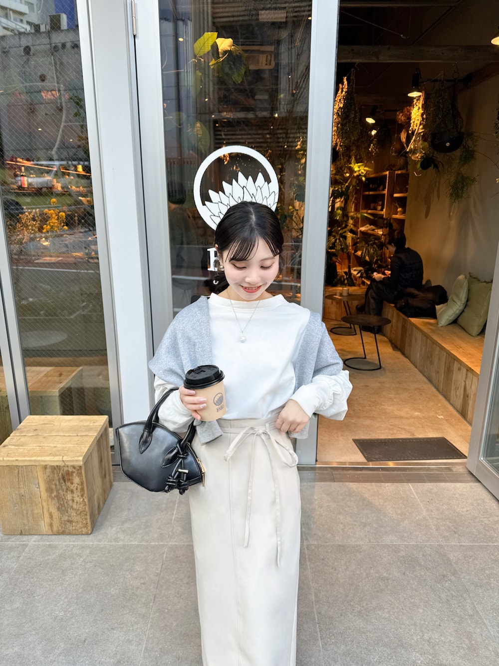 ベージュ系のスカートを着用したレディースの春コーディネートの2枚目の写真