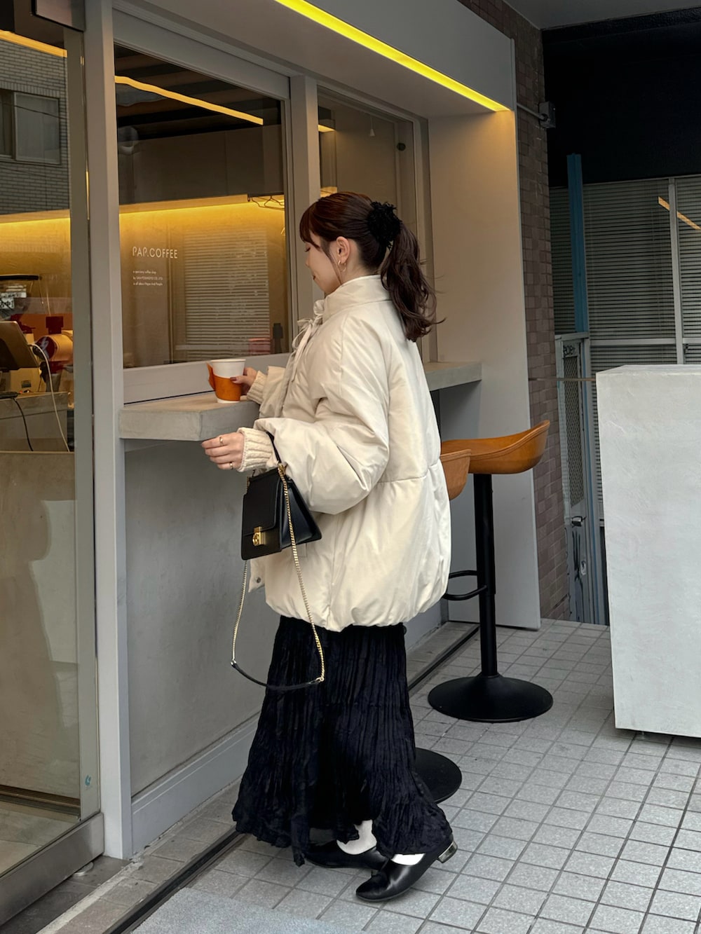 ベージュ系のブルゾン、ブラック系のスカートを着用したレディースの秋コーディネートの3枚目の写真