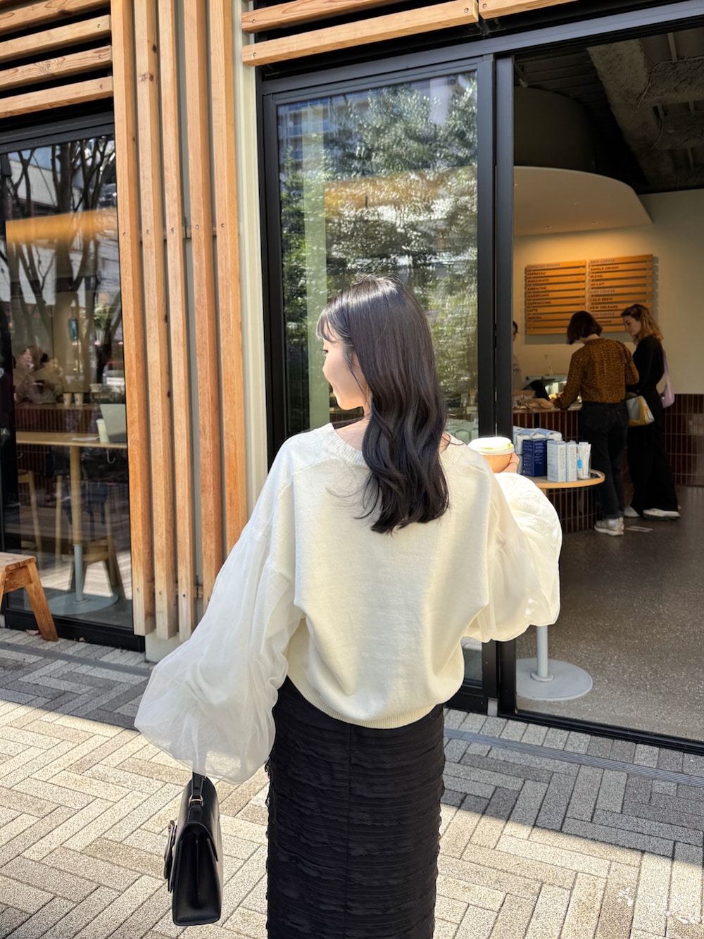 ベージュ系のカーディガン/ボレロを着用したレディースの春コーディネートの2枚目の写真