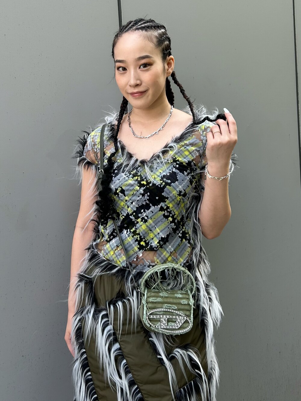 グリーン系のショルダーバッグを着用したメンズの秋コーディネートの3枚目の写真