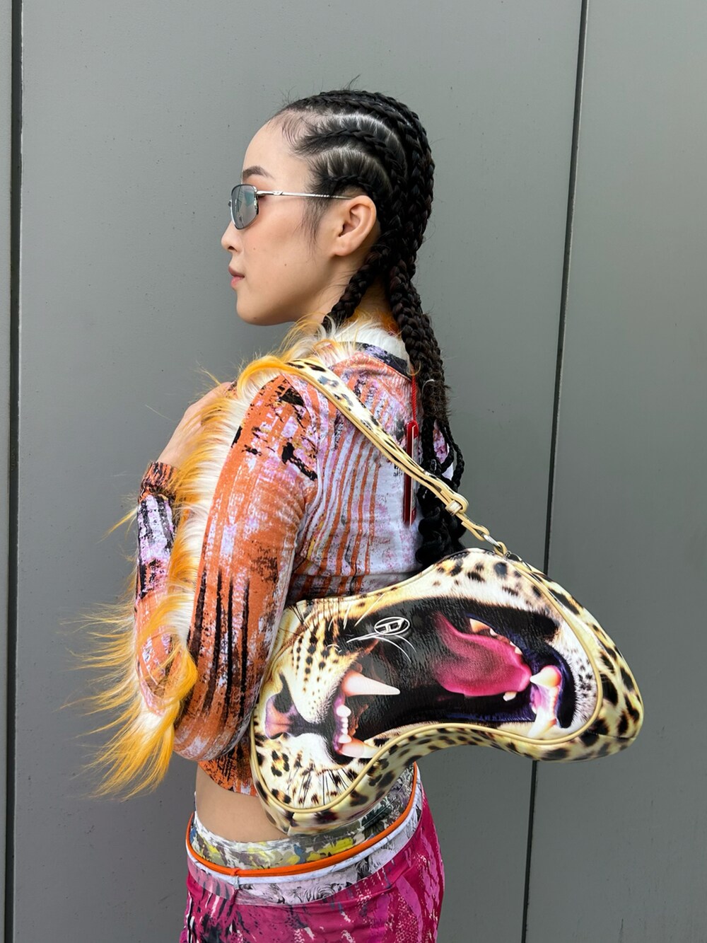 ピンク系のネックレスを着用したメンズの秋コーディネートの4枚目の写真