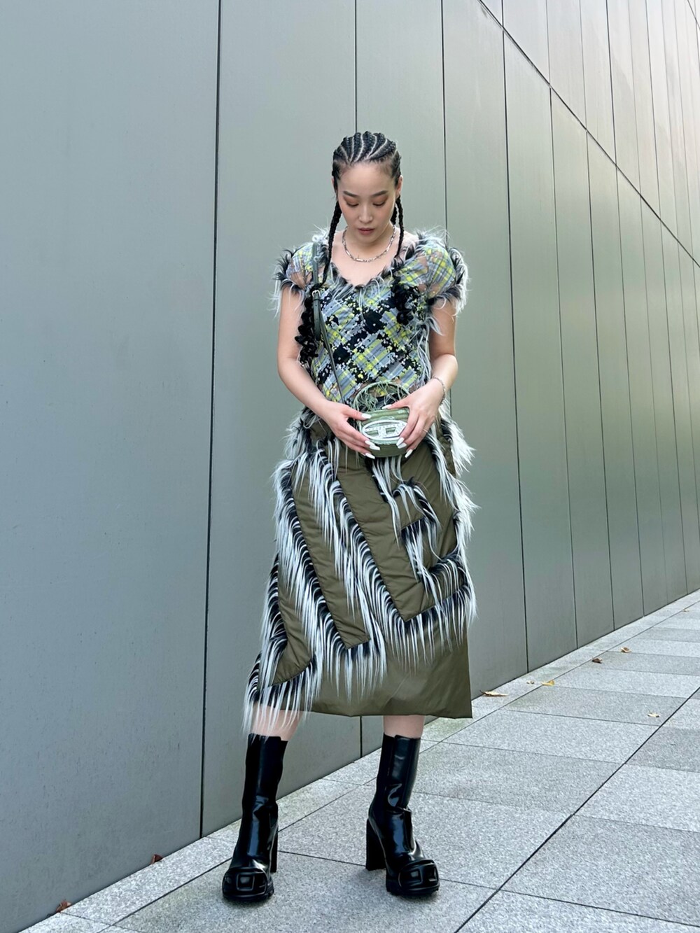 グリーン系のショルダーバッグを着用したメンズの秋コーディネートの2枚目の写真