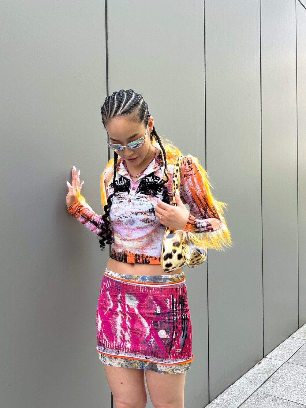 ピンク系のネックレスを着用したメンズの秋コーディネートの3枚目の写真