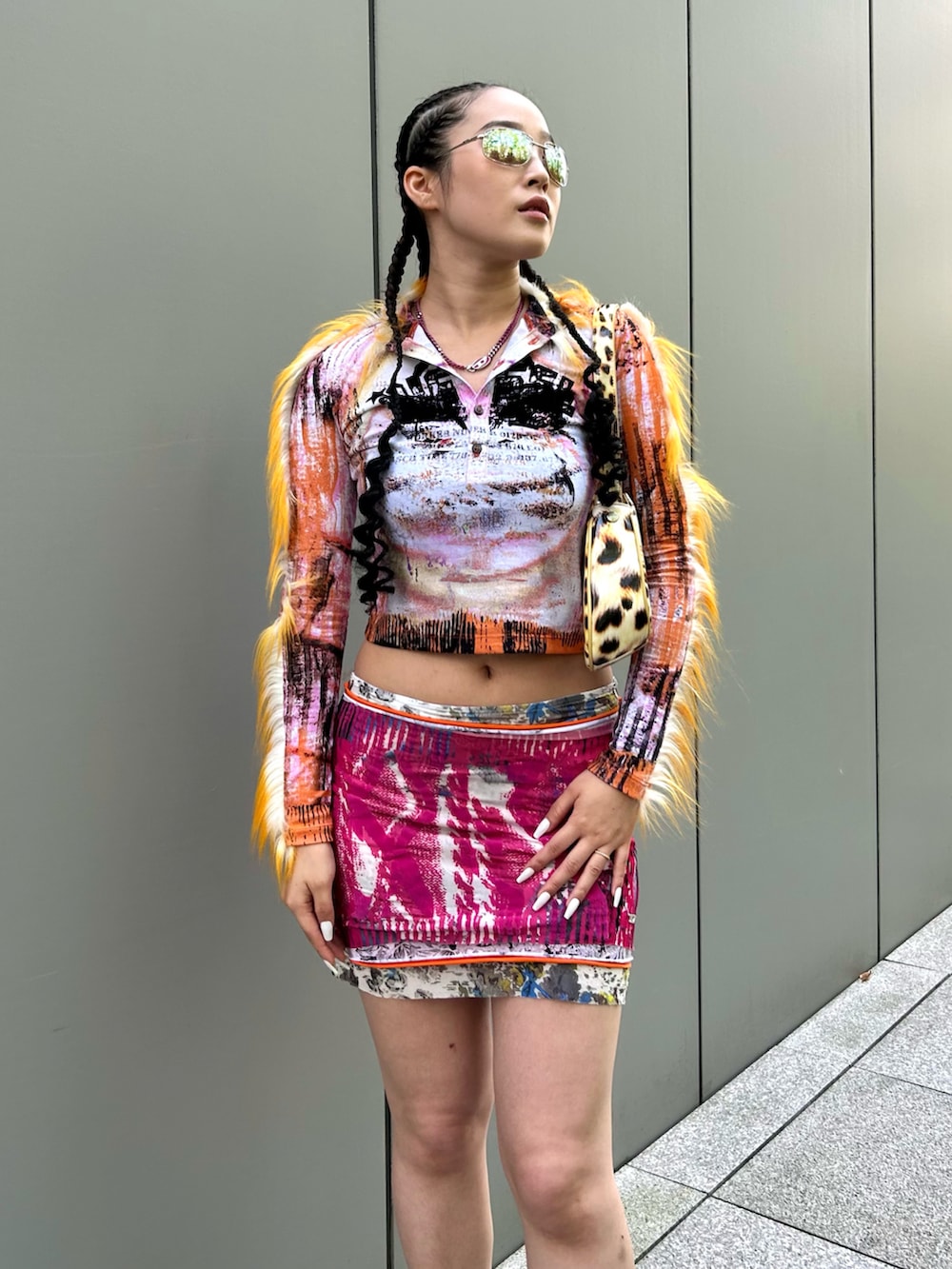 ピンク系のネックレスを着用したメンズの秋コーディネートの2枚目の写真