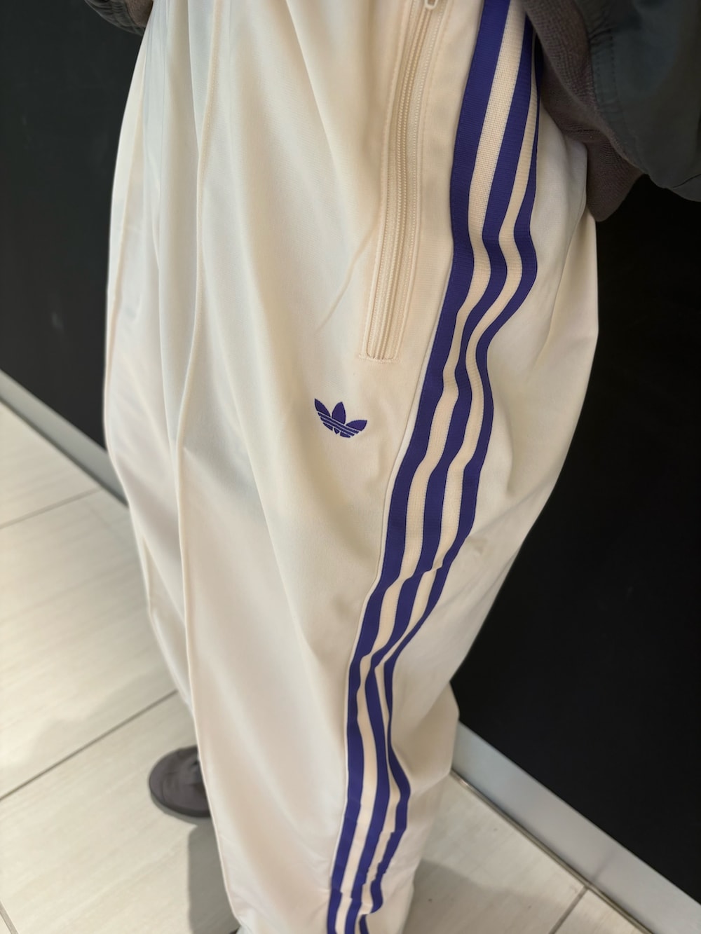 「スニーカー、adidas、ジャージ、アディダス、トラックパンツ、adidas originals、アディダスオリジナルス、ベッケンバウアー、ガゼル」｜「adidasのトラックパンツ（ジェンダーニュートラル）（スウェットパンツ、ホワイト系）」を使った、M.Kさん（メンズ・172cm）の秋コーディネートの2枚目の写真