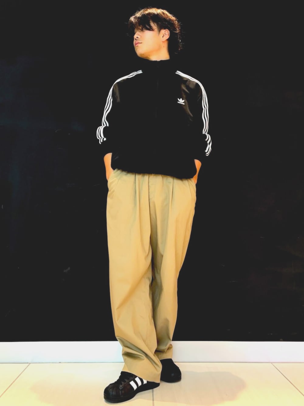 ブラック系のジャージ、ブラック系のスニーカーを着用したメンズの夏コーディネートの2枚目の写真