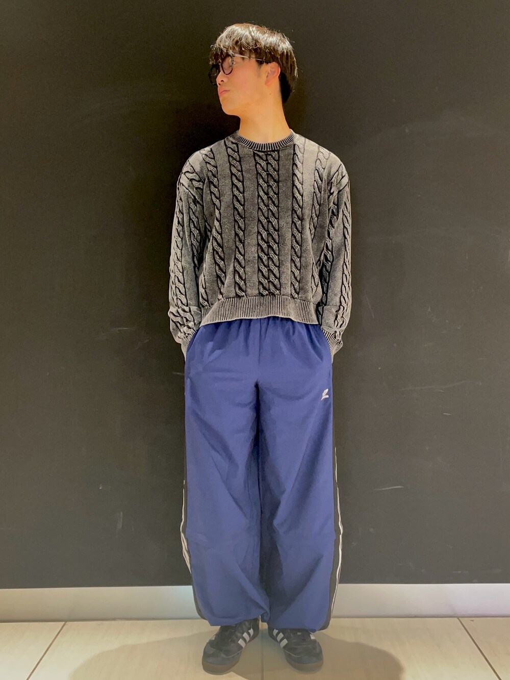 「スニーカー、adidas、ジャージ、アディダス、ワイドパンツ、トラックパンツ、adidas originals、ナイロンパンツ、サンバ、rasant」｜「adidasのRasant カットライン トラックパンツ / アディダスオリジナルス adidas Originals（その他パンツ、ブルー系）」を使った、M.Kさん（メンズ・172cm）の冬コーディネートの2枚目の写真
