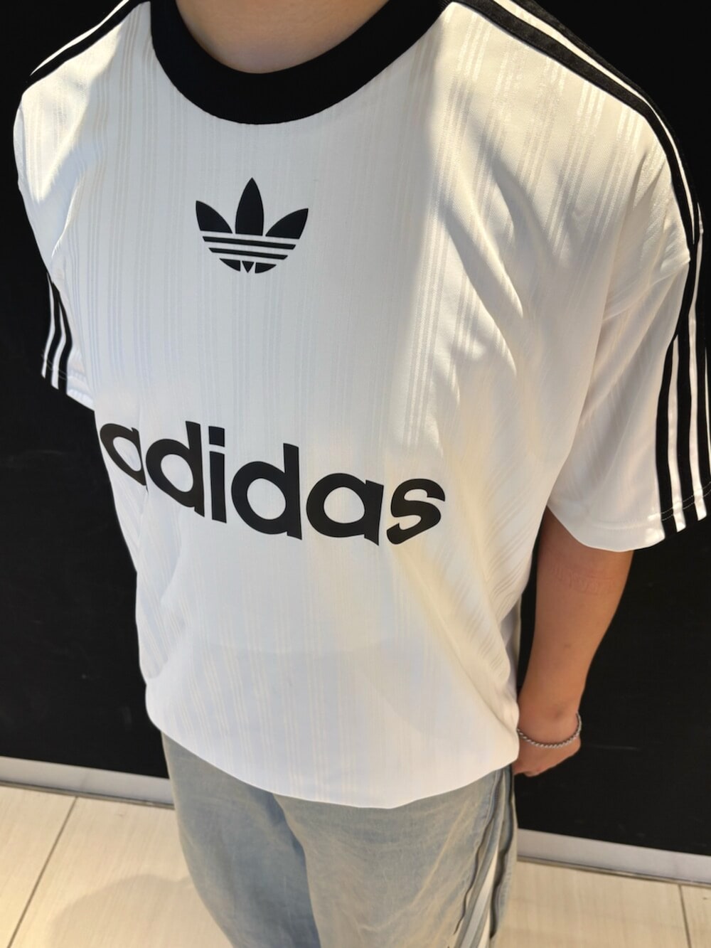 「adidas originals、adidas、アディダスオリジナルス、アディダス、スニーカー、スニーカーコーデ、ランニングシューズ、デニム、デニムパンツ」｜「adidasのアディカラー 半袖Tシャツ / アディダスオリジナルス adidas Originals（Tシャツ/カットソー、ホワイト系）」を使った、M.Kさん（メンズ・172cm）の春コーディネートの3枚目の写真