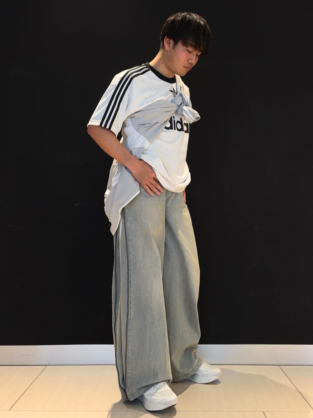 「adidas originals、adidas、アディダスオリジナルス、アディダス、スニーカー、スニーカーコーデ、ランニングシューズ、デニム、デニムパンツ」｜「adidasのアディカラー 半袖Tシャツ / アディダスオリジナルス adidas Originals（Tシャツ/カットソー、ホワイト系）」を使った、M.Kさん（メンズ・172cm）の春コーディネートの2枚目の写真