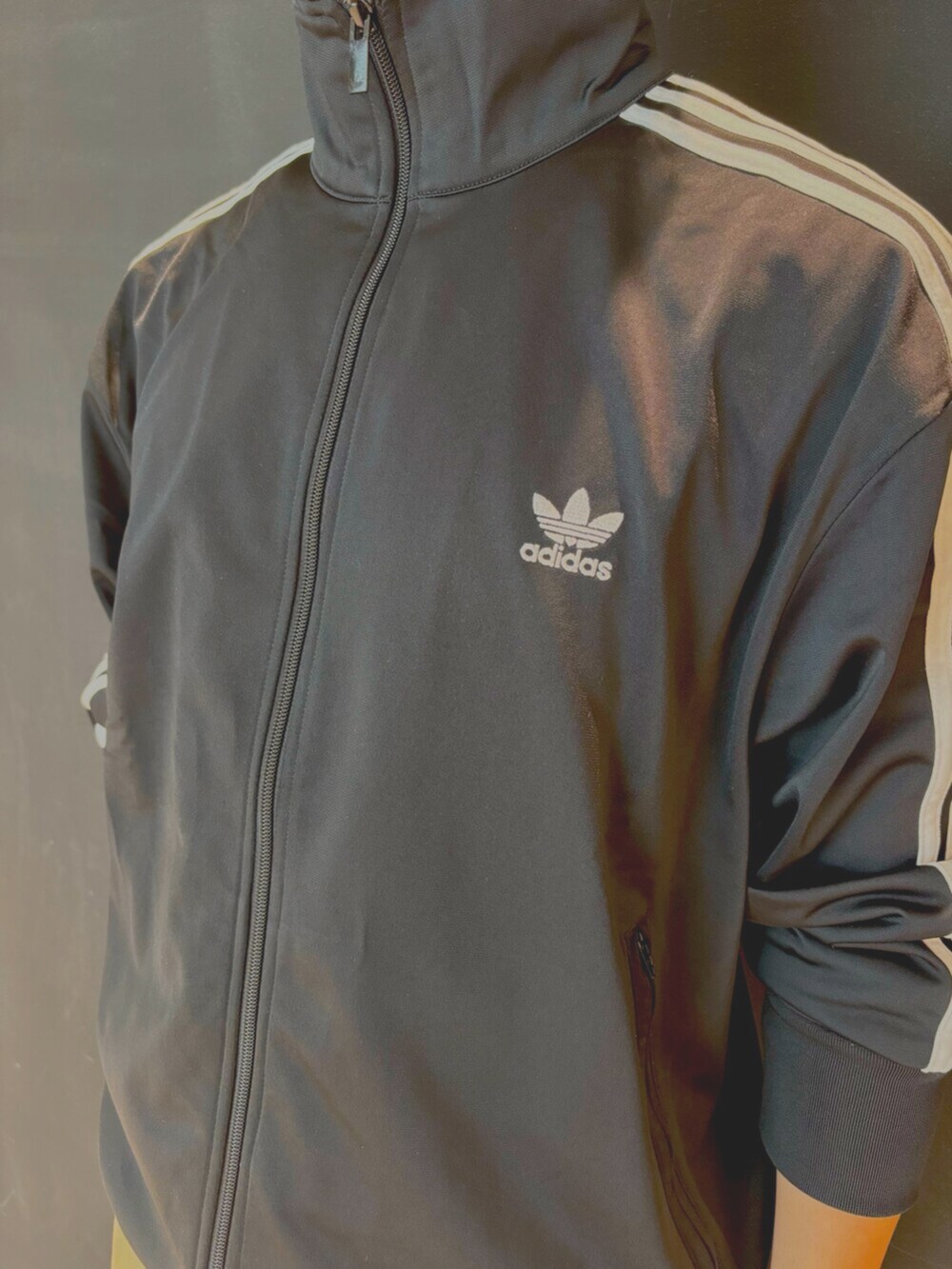 ブラック系のジャージ、ブラック系のスニーカーを着用したメンズの夏コーディネートの3枚目の写真