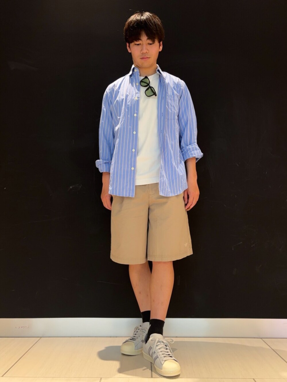 ブラウン系のその他パンツ、グレー系のシューズを着用したメンズの春コーディネートの2枚目の写真