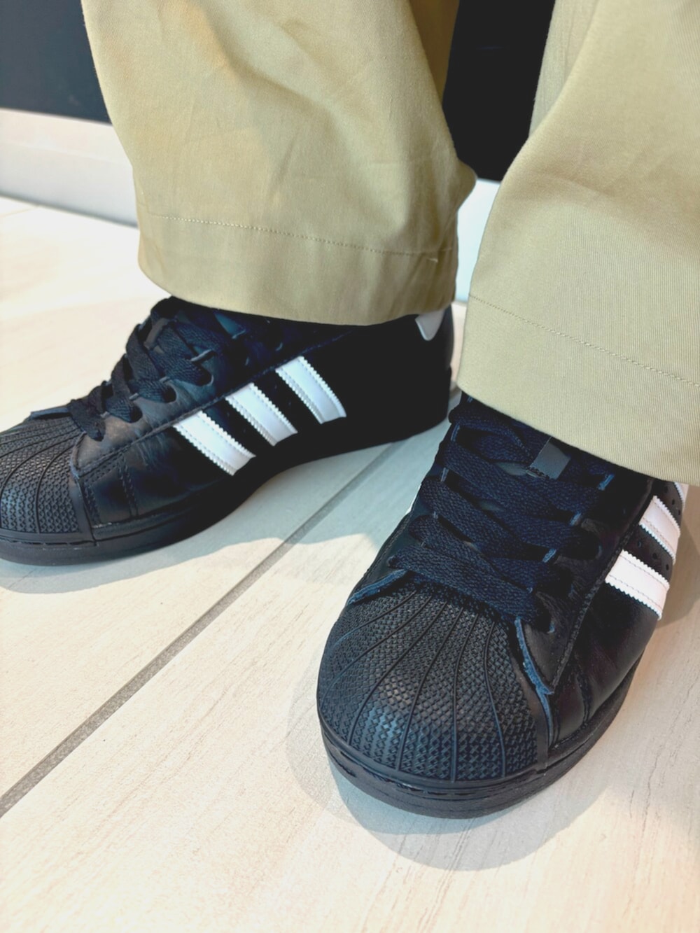 ブラック系のジャージ、ブラック系のスニーカーを着用したメンズの夏コーディネートの4枚目の写真