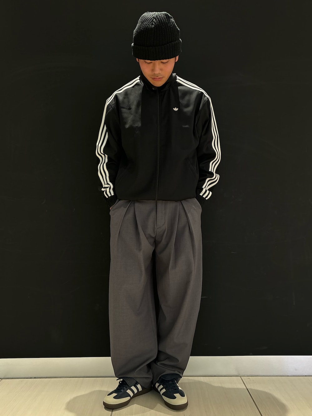 ブラック系のジャージ、ブルー系のスニーカーを着用したメンズの冬コーディネートの2枚目の写真