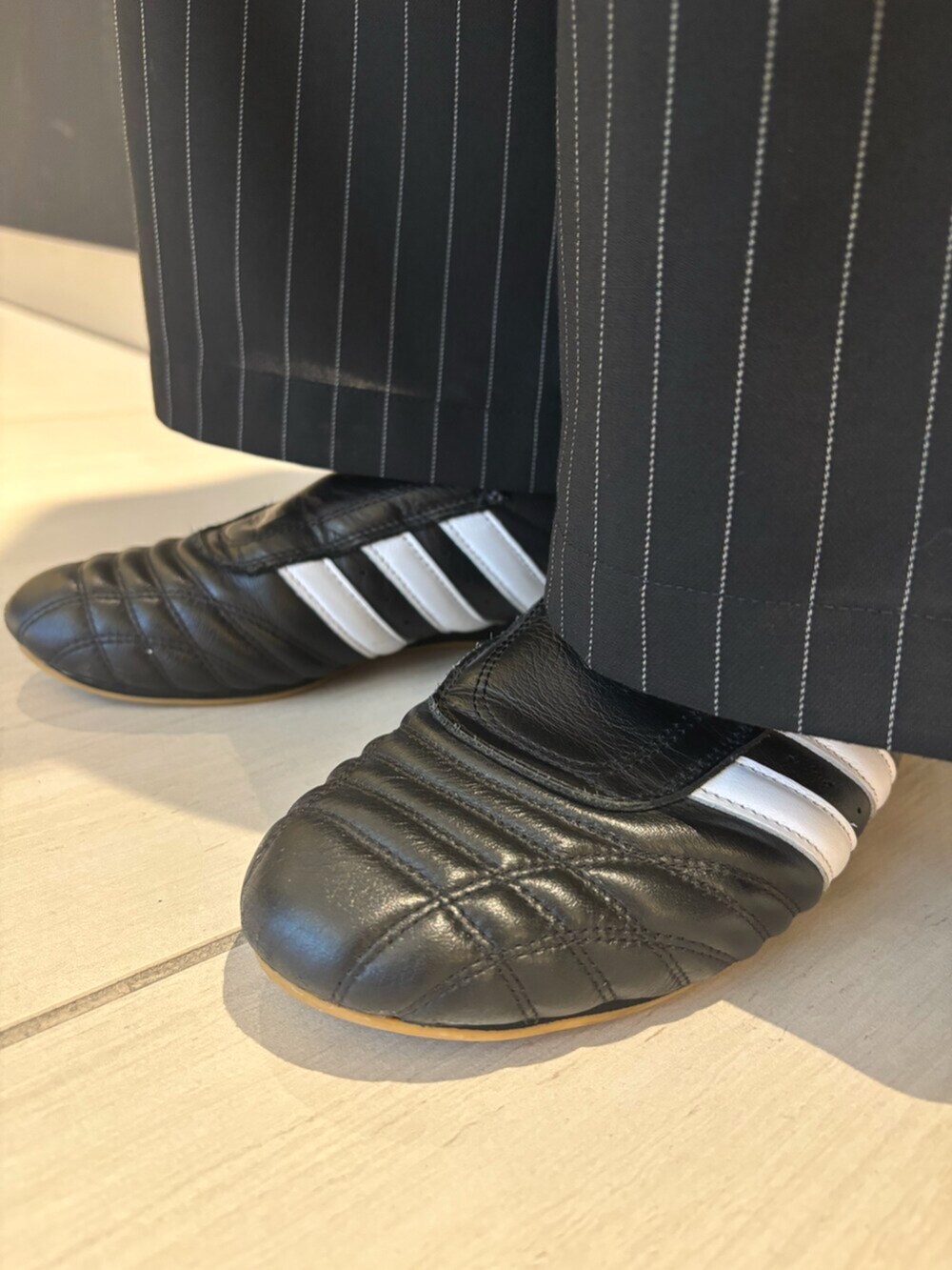 ブラック系のシューズ、ブルー系のシャツ/ブラウスを着用したメンズの春コーディネートの4枚目の写真