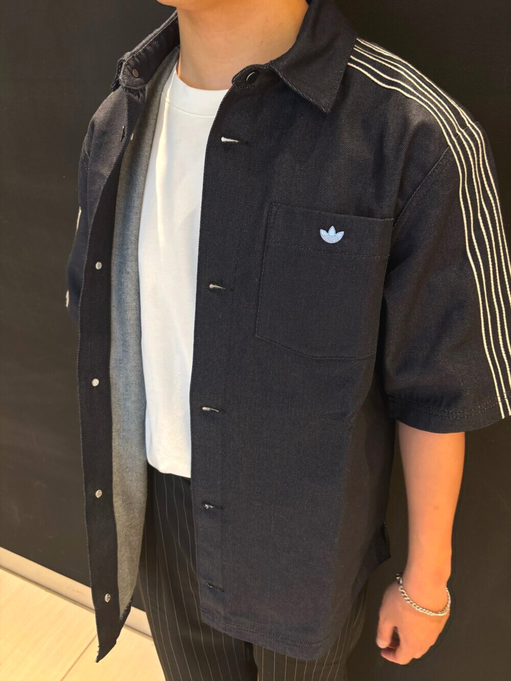 ブラック系のシューズ、ブルー系のシャツ/ブラウスを着用したメンズの春コーディネートの3枚目の写真