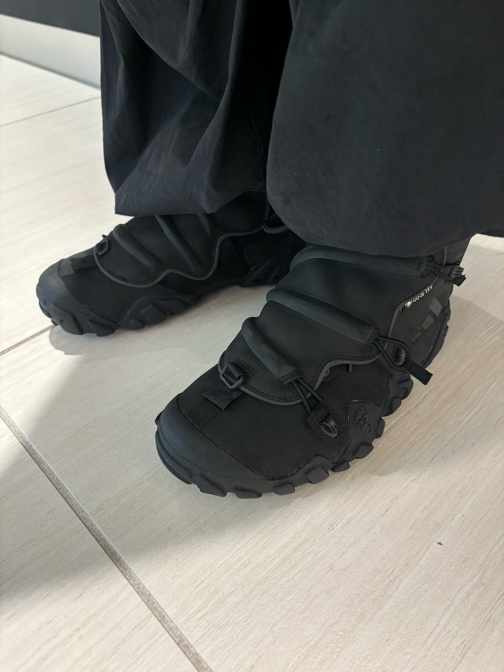 「スニーカー、adidas、アディダス、GORE-TEX、adidas originals、アノラック、アディダスオリジナルス、Wales Bonner、RADLANDER、ウェールズ・ボナー」｜「adidasのウェールズ・ボナー アノラック（ジャケット/アウター、ブラウン系）」を使った、M.Kさん（メンズ・172cm）の秋コーディネートの3枚目の写真