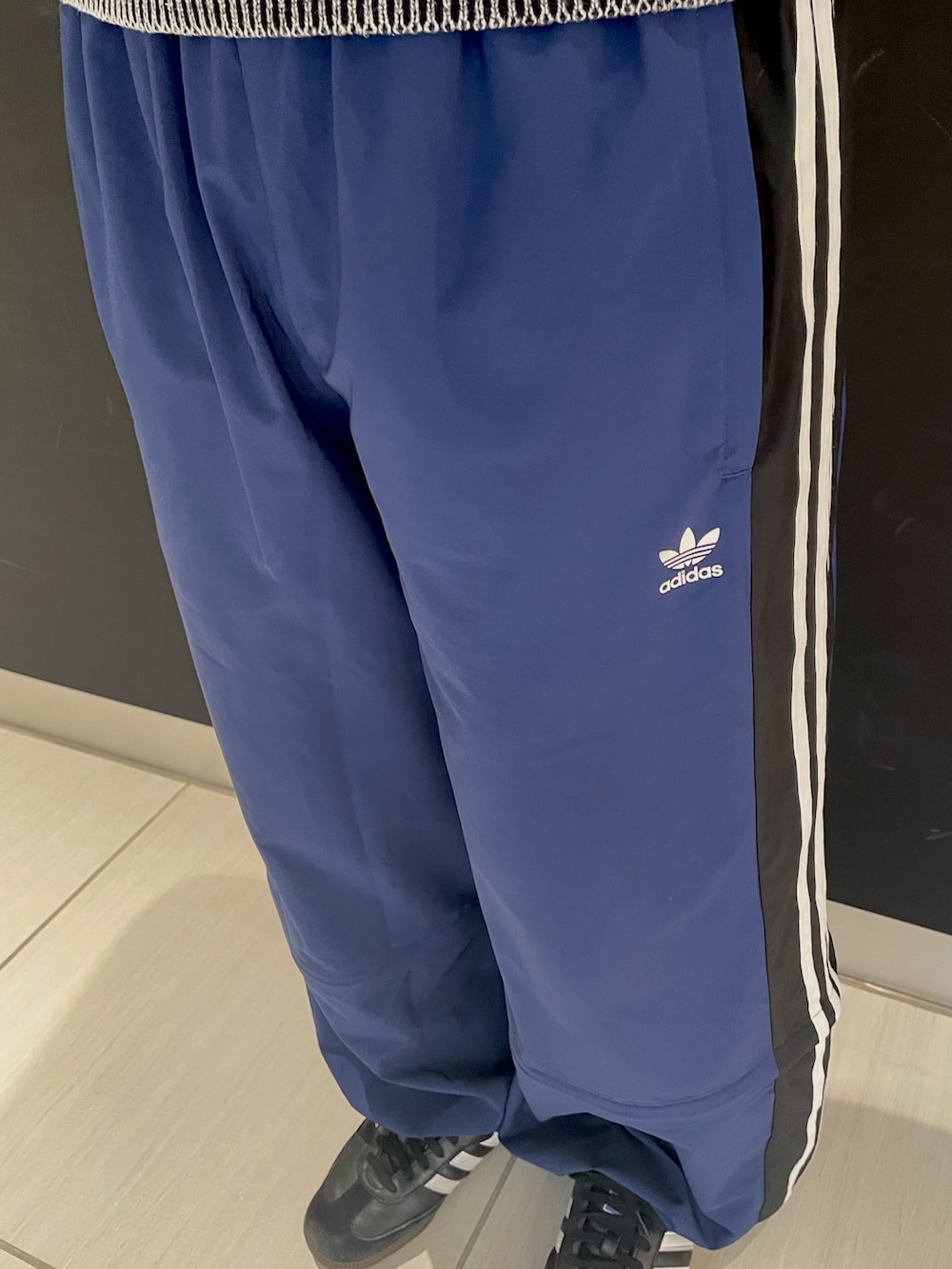 「スニーカー、adidas、ジャージ、アディダス、ワイドパンツ、トラックパンツ、adidas originals、ナイロンパンツ、サンバ、rasant」｜「adidasのRasant カットライン トラックパンツ / アディダスオリジナルス adidas Originals（その他パンツ、ブルー系）」を使った、M.Kさん（メンズ・172cm）の冬コーディネートの3枚目の写真