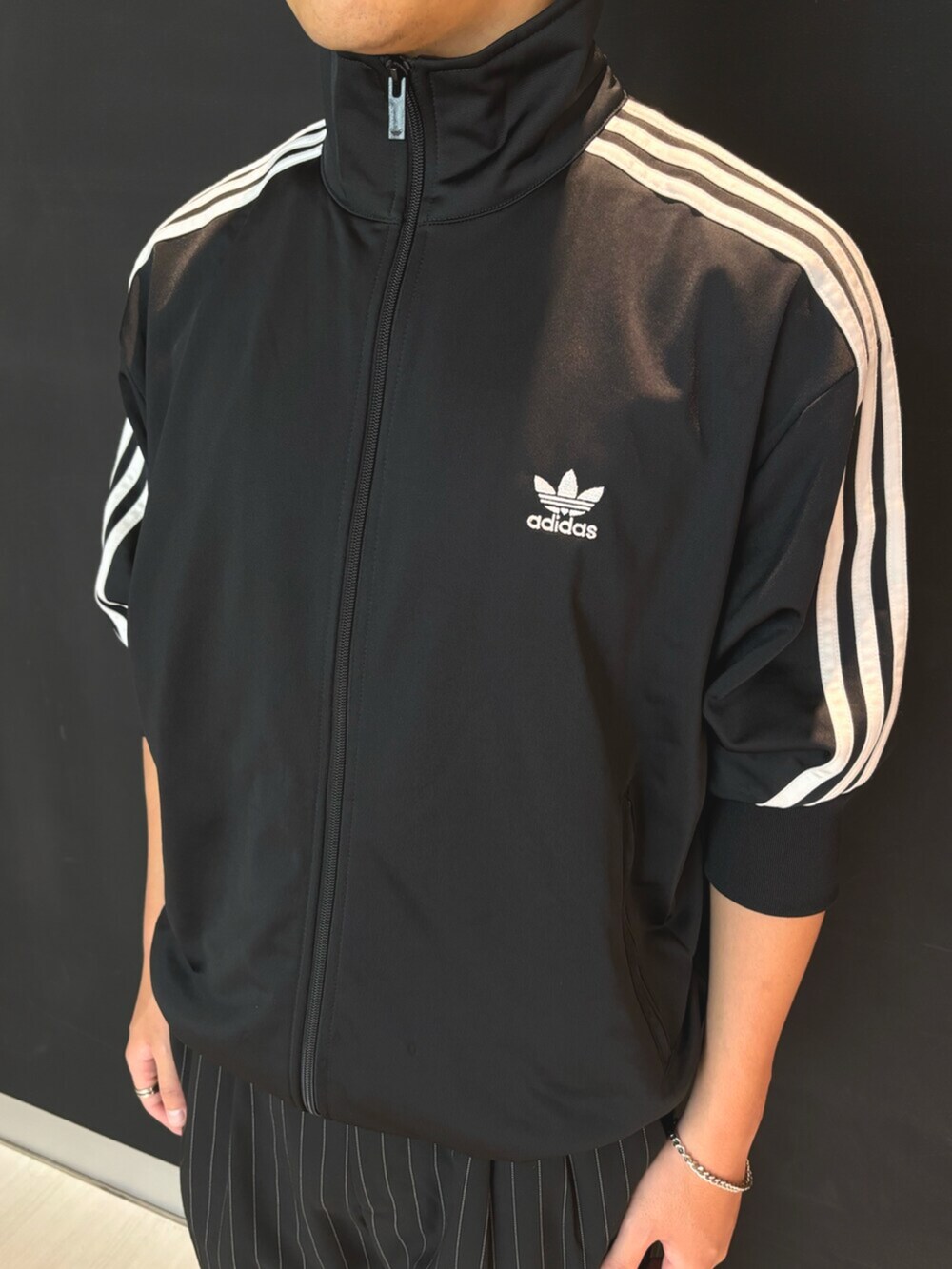 ブラック系のジャージ、ブラック系のスニーカーを着用したメンズの夏コーディネートの3枚目の写真