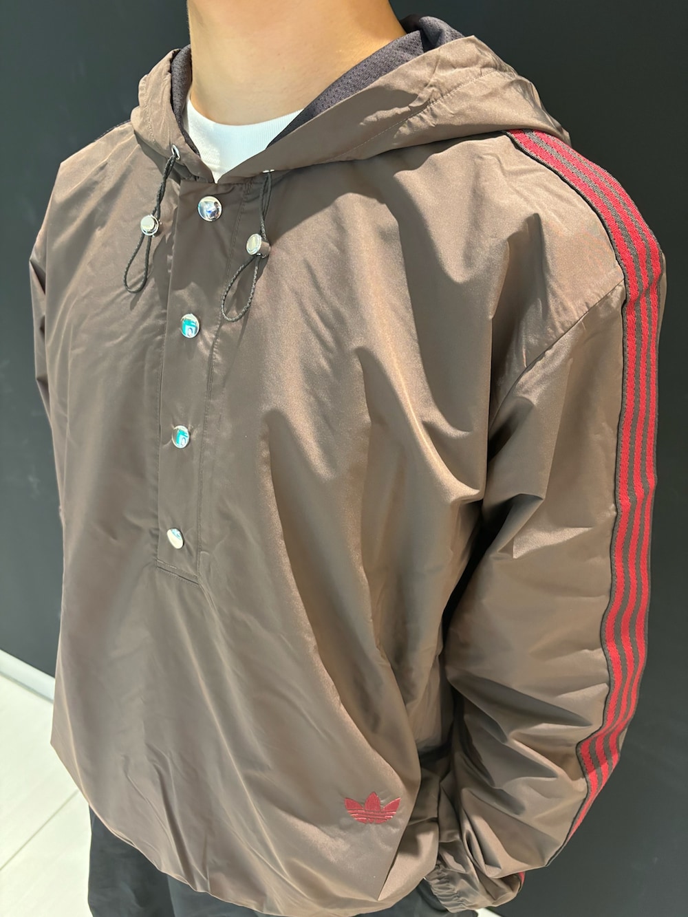 「スニーカー、adidas、アディダス、GORE-TEX、adidas originals、アノラック、アディダスオリジナルス、Wales Bonner、RADLANDER、ウェールズ・ボナー」｜「adidasのウェールズ・ボナー アノラック（ジャケット/アウター、ブラウン系）」を使った、M.Kさん（メンズ・172cm）の秋コーディネートの2枚目の写真