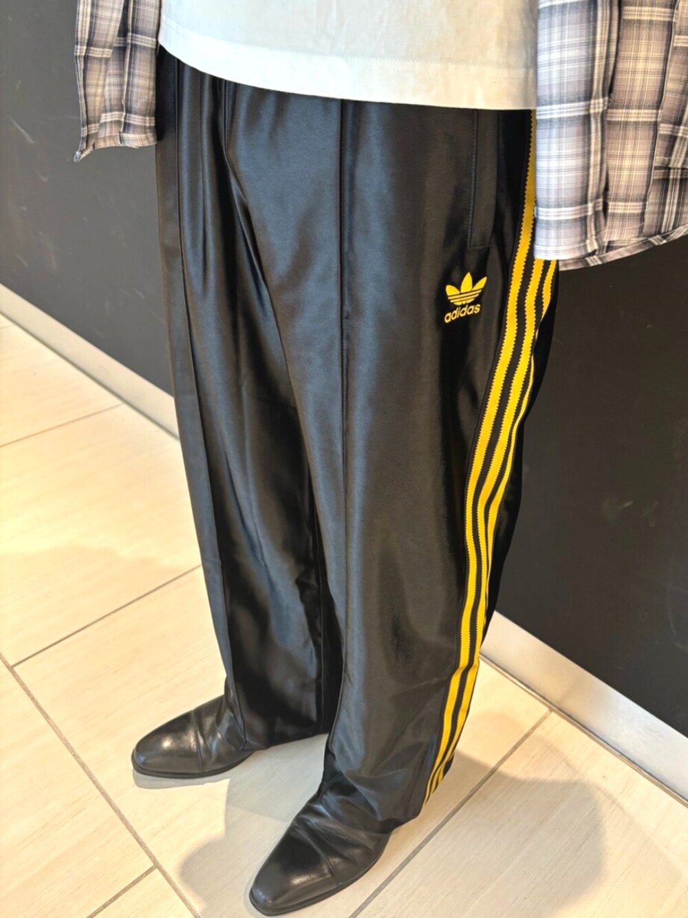 ブラック系のその他パンツを着用したメンズの春コーディネートの2枚目の写真