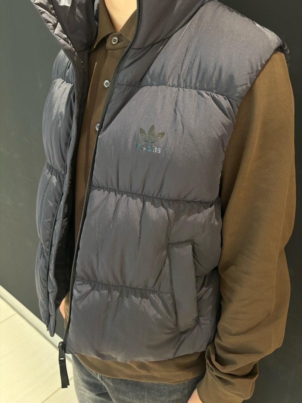 ブラック系のジャケット/アウターを着用したメンズの冬コーディネートの2枚目の写真