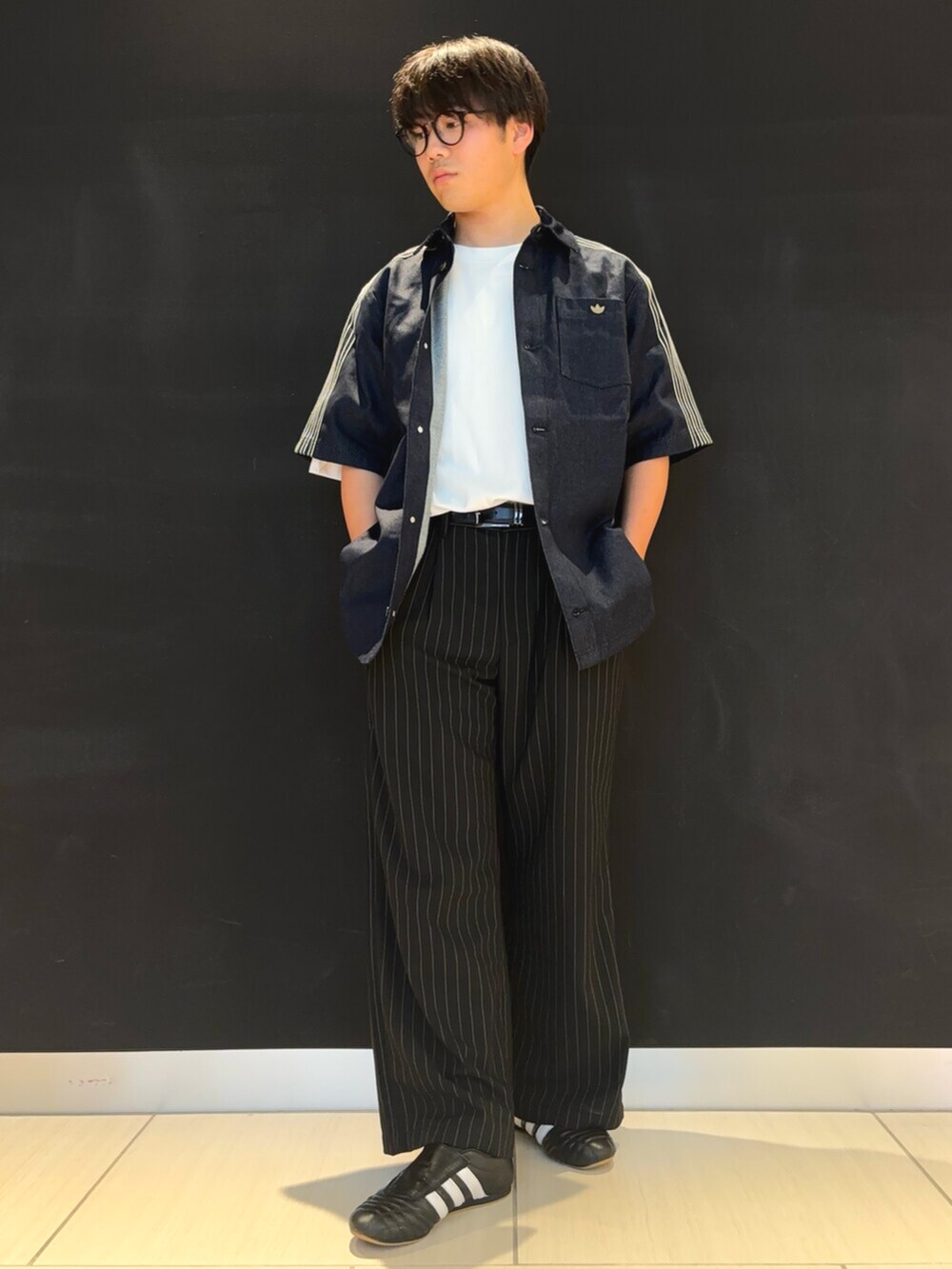 ブラック系のシューズ、ブルー系のシャツ/ブラウスを着用したメンズの春コーディネートの2枚目の写真