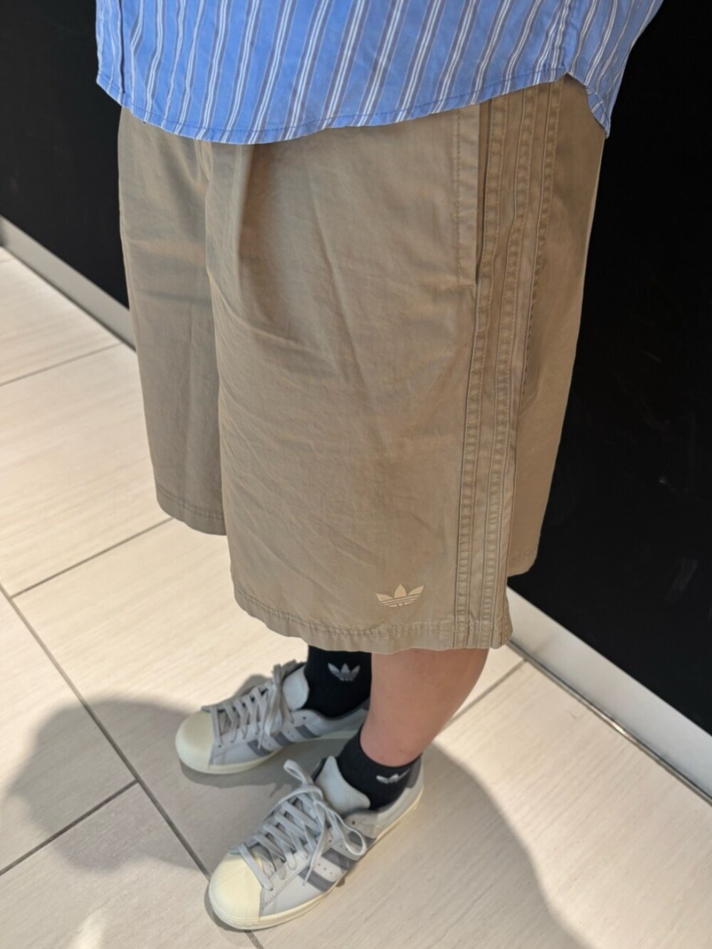 ブラウン系のその他パンツ、グレー系のシューズを着用したメンズの春コーディネートの3枚目の写真