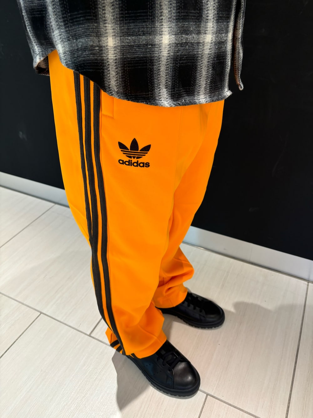「スニーカー、adidas、ジャージ、アディダス、トラックパンツ、スタンスミス、adidas originals、アディダスオリジナルス、Wales Bonner、ウェールズ・ボナー」｜「adidasのウェールズ・ボナー トラックパンツ（パンツ、オレンジ系）」を使った、M.Kさん（メンズ・172cm）の秋コーディネートの2枚目の写真
