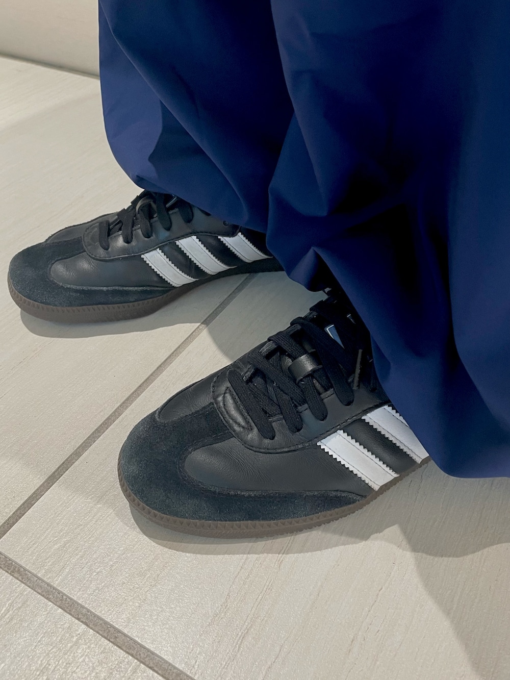 「スニーカー、adidas、ジャージ、アディダス、ワイドパンツ、トラックパンツ、adidas originals、ナイロンパンツ、サンバ、rasant」｜「adidasのRasant カットライン トラックパンツ / アディダスオリジナルス adidas Originals（その他パンツ、ブルー系）」を使った、M.Kさん（メンズ・172cm）の冬コーディネートの4枚目の写真