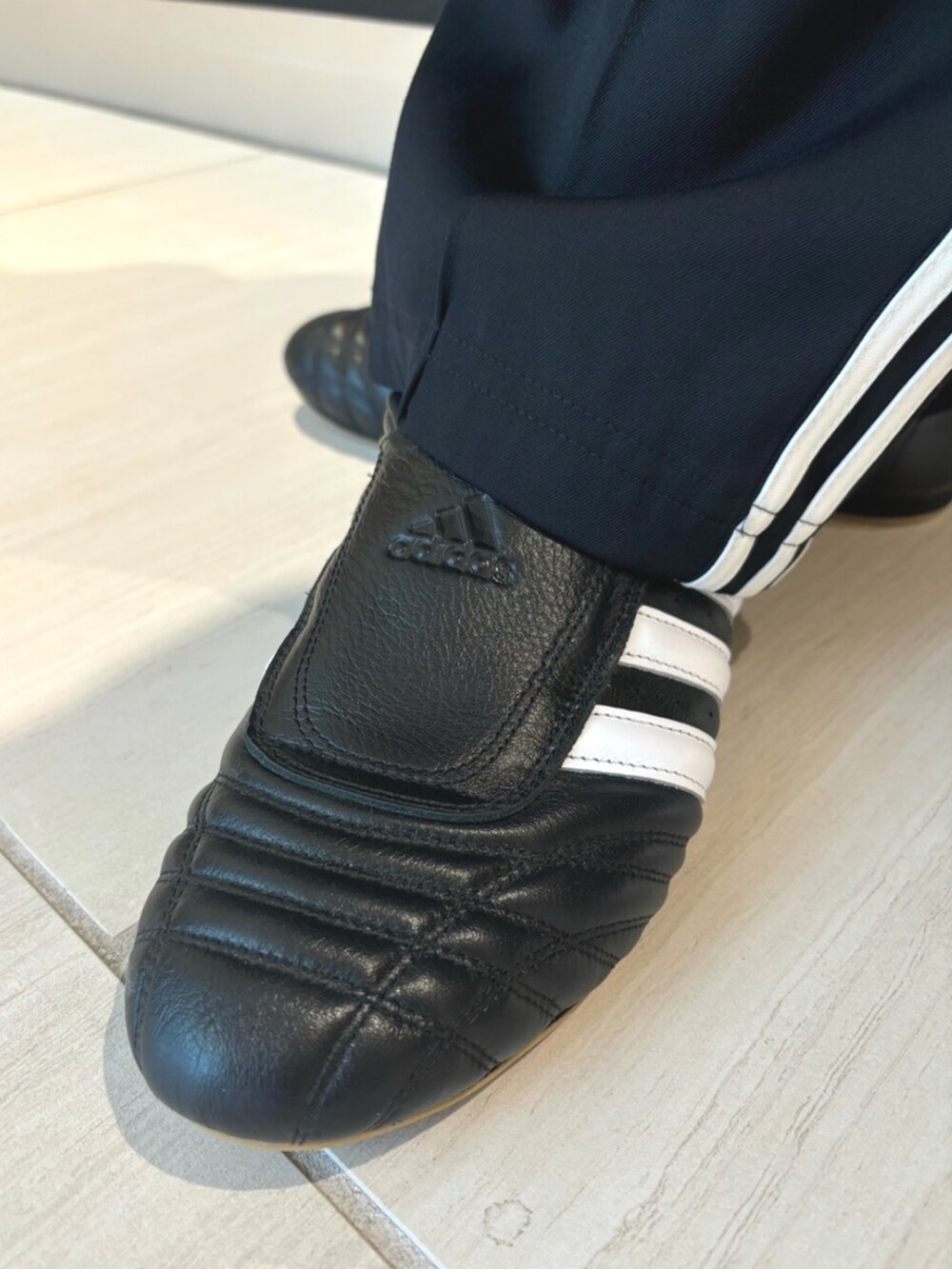 ブラック系のその他パンツ、ブラック系のシューズを着用したメンズの冬コーディネートの4枚目の写真