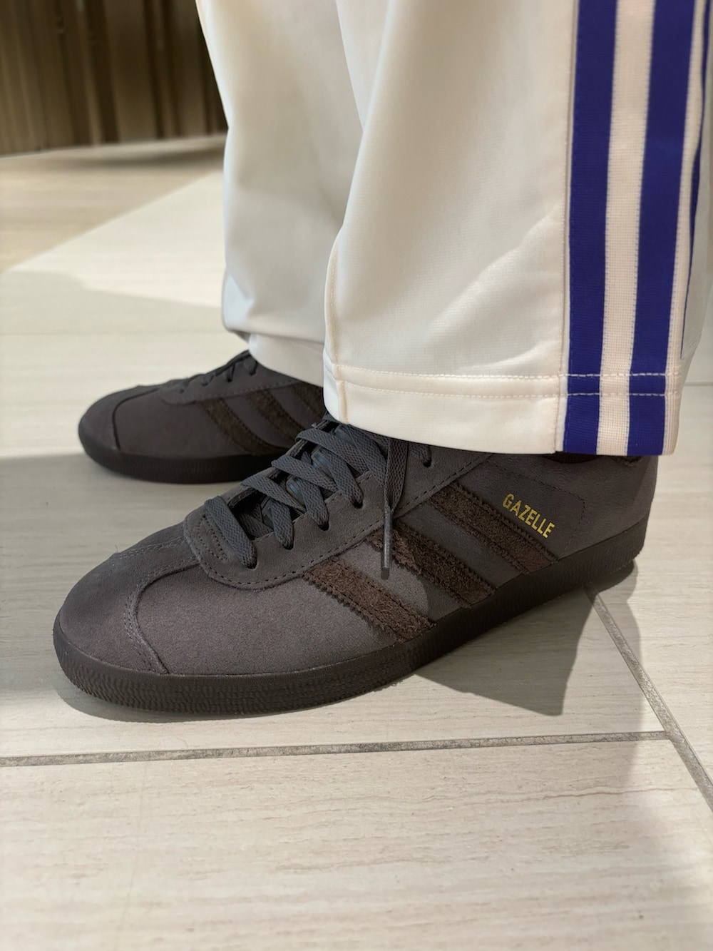 「スニーカー、adidas、ジャージ、アディダス、トラックパンツ、adidas originals、アディダスオリジナルス、ベッケンバウアー、ガゼル」｜「adidasのトラックパンツ（ジェンダーニュートラル）（スウェットパンツ、ホワイト系）」を使った、M.Kさん（メンズ・172cm）の秋コーディネートの3枚目の写真