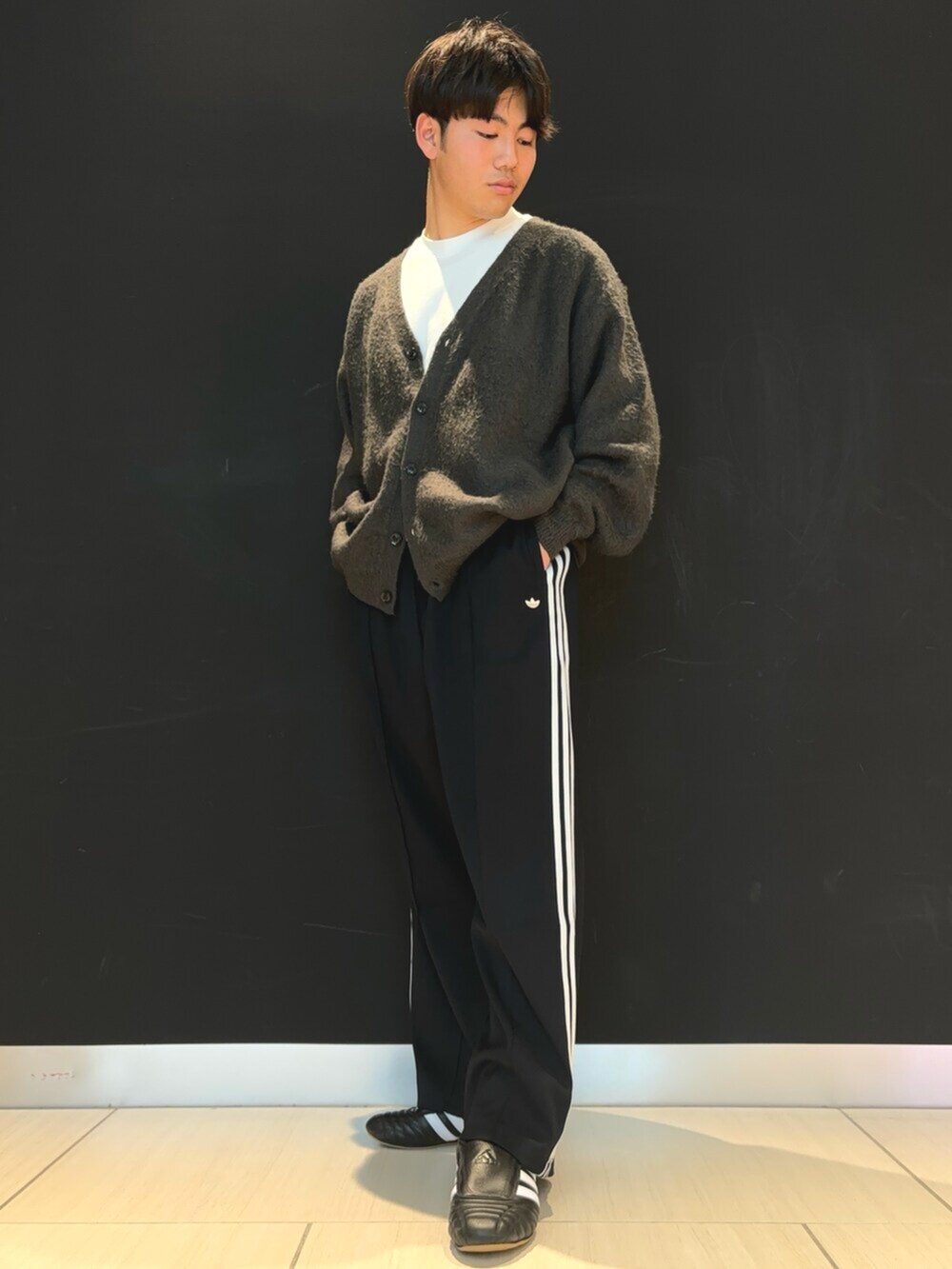 ブラック系のその他パンツ、ブラック系のシューズを着用したメンズの冬コーディネートの2枚目の写真