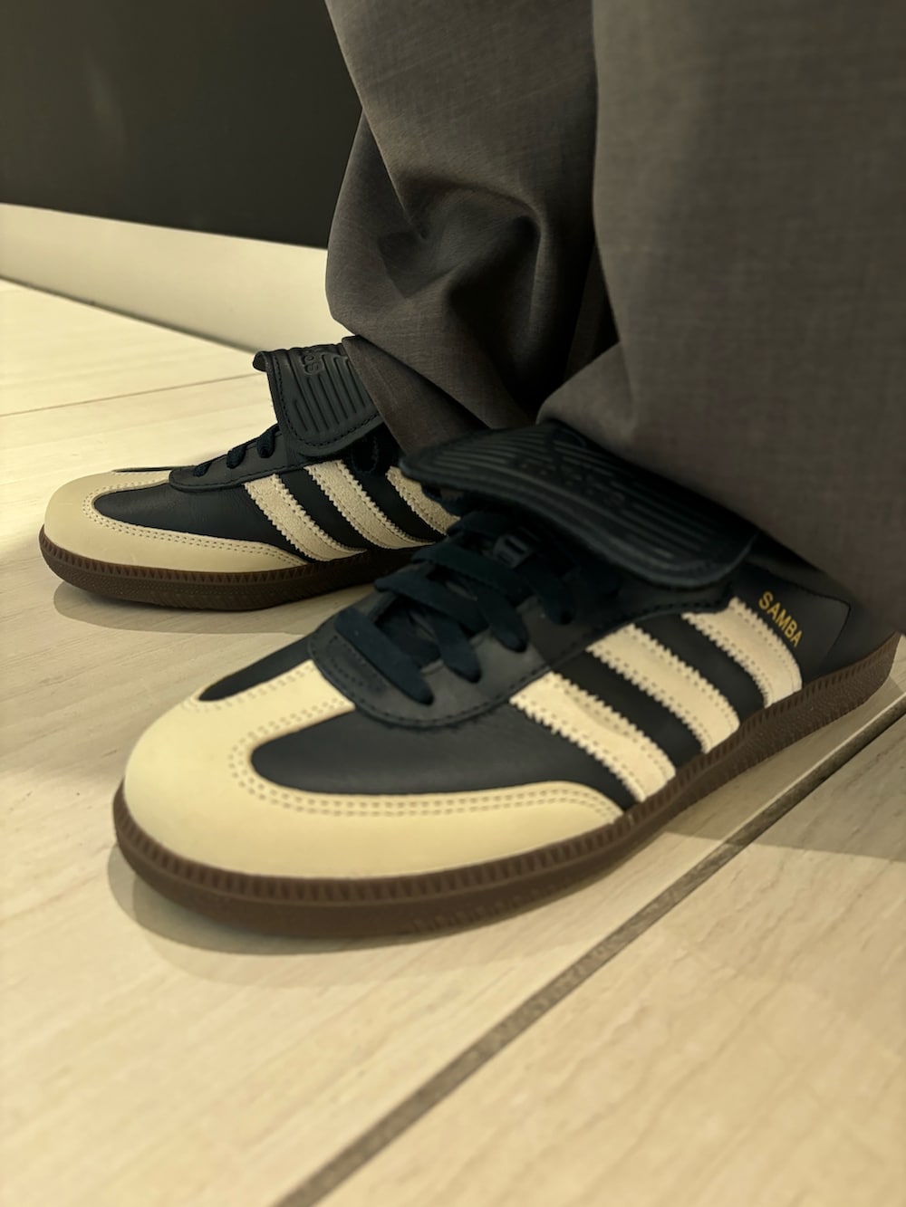 ブラック系のジャージ、ブルー系のスニーカーを着用したメンズの冬コーディネートの4枚目の写真