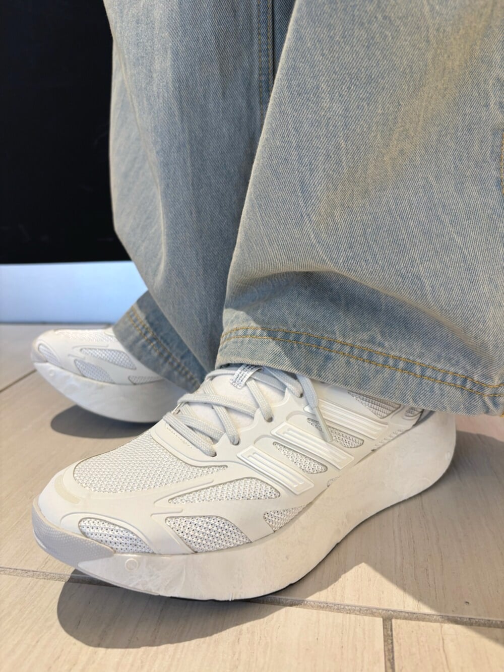 「adidas originals、adidas、アディダスオリジナルス、アディダス、スニーカー、スニーカーコーデ、ランニングシューズ、デニム、デニムパンツ」｜「adidasのアディカラー 半袖Tシャツ / アディダスオリジナルス adidas Originals（Tシャツ/カットソー、ホワイト系）」を使った、M.Kさん（メンズ・172cm）の春コーディネートの4枚目の写真