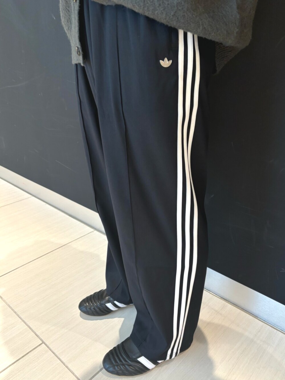 ブラック系のその他パンツ、ブラック系のシューズを着用したメンズの冬コーディネートの3枚目の写真