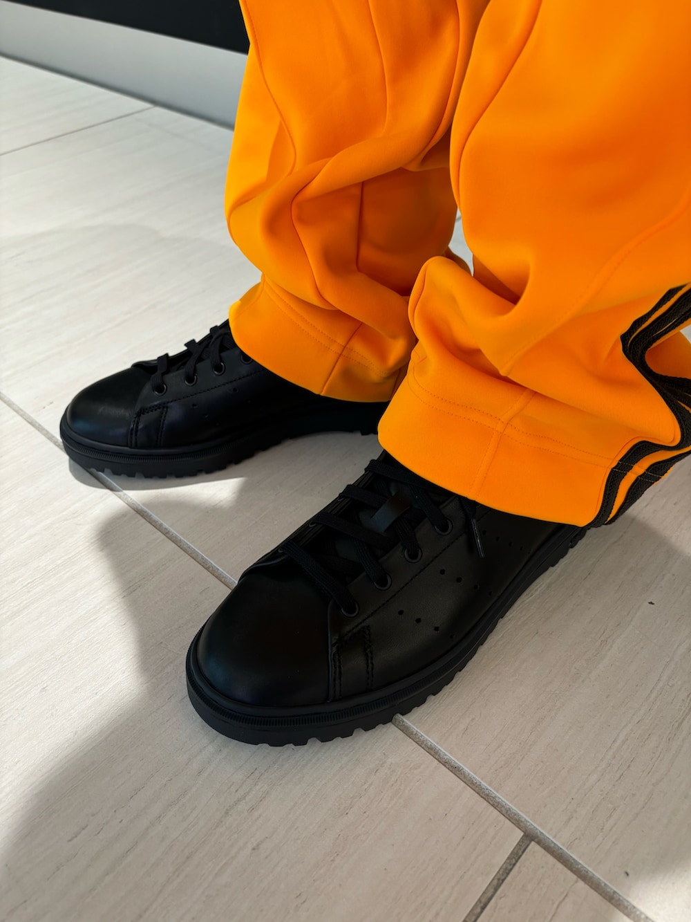 「スニーカー、adidas、ジャージ、アディダス、トラックパンツ、スタンスミス、adidas originals、アディダスオリジナルス、Wales Bonner、ウェールズ・ボナー」｜「adidasのウェールズ・ボナー トラックパンツ（パンツ、オレンジ系）」を使った、M.Kさん（メンズ・172cm）の秋コーディネートの3枚目の写真