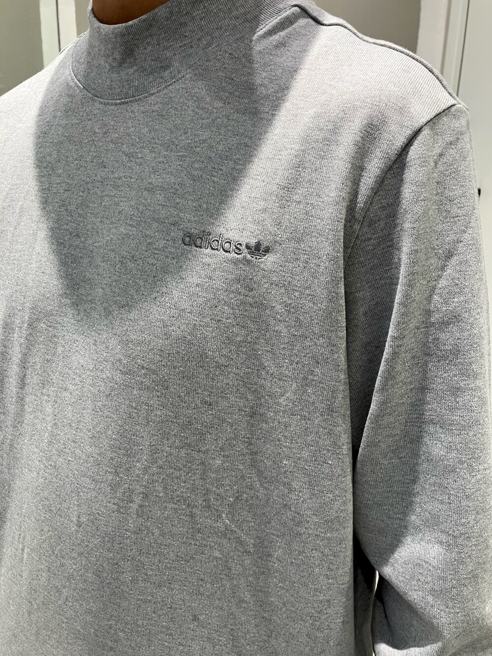 グレー系のTシャツ/カットソー、ベージュ系のその他パンツ、ブラック系のシューズを着用したメンズの秋コーディネートの2枚目の写真