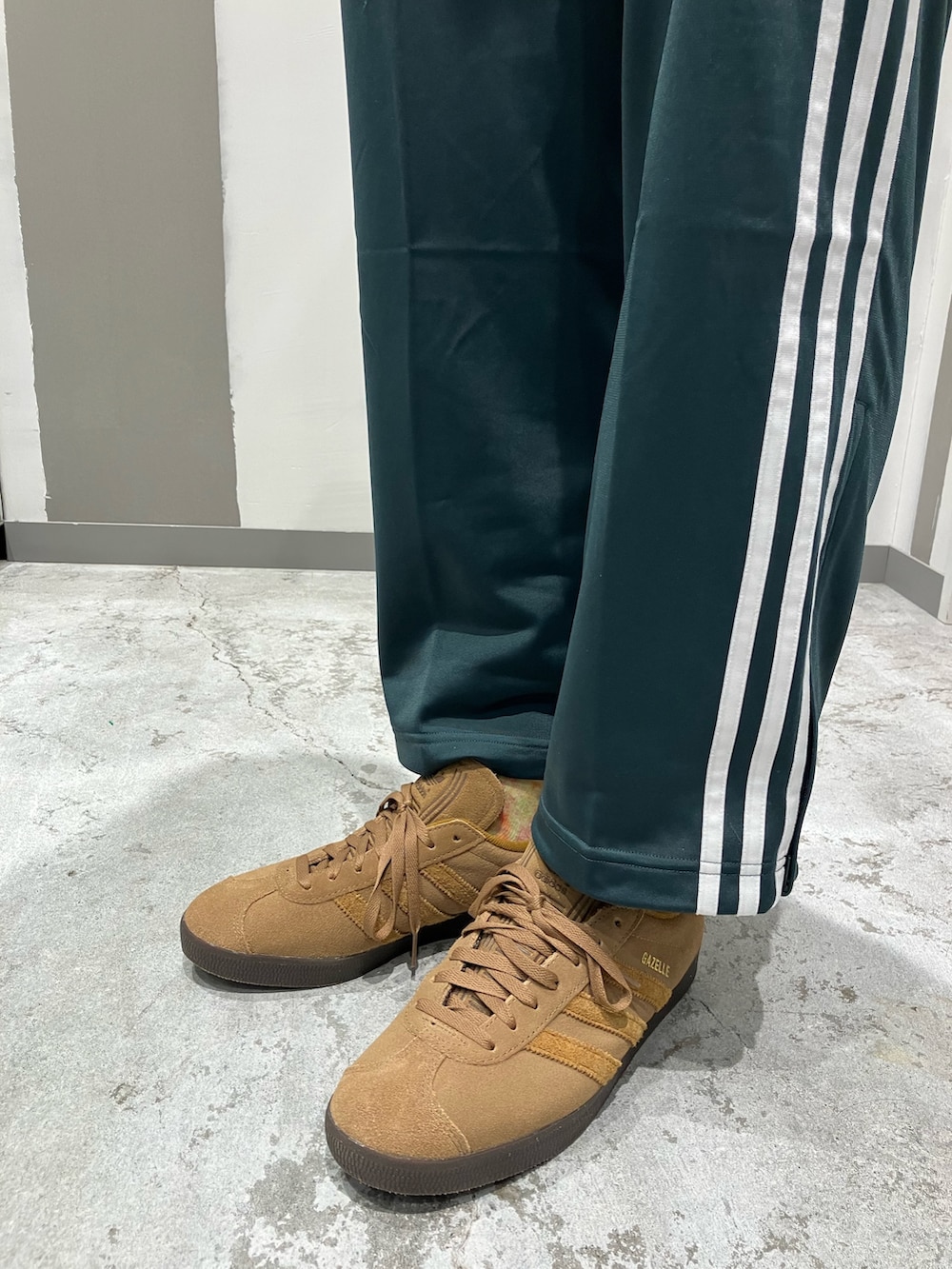 グリーン系のスウェットパンツ、グリーン系のジャージ、ブラウン系のスニーカーを着用したメンズの秋コーディネートの2枚目の写真