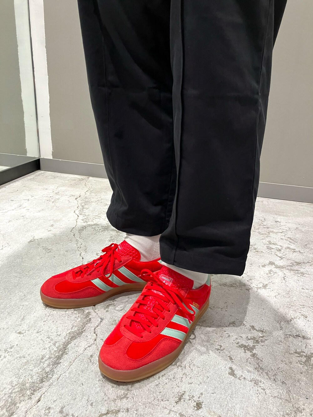 ブラック系のスウェット、ブラック系のスウェットパンツ、レッド系のスニーカーを着用したメンズの秋コーディネートの2枚目の写真