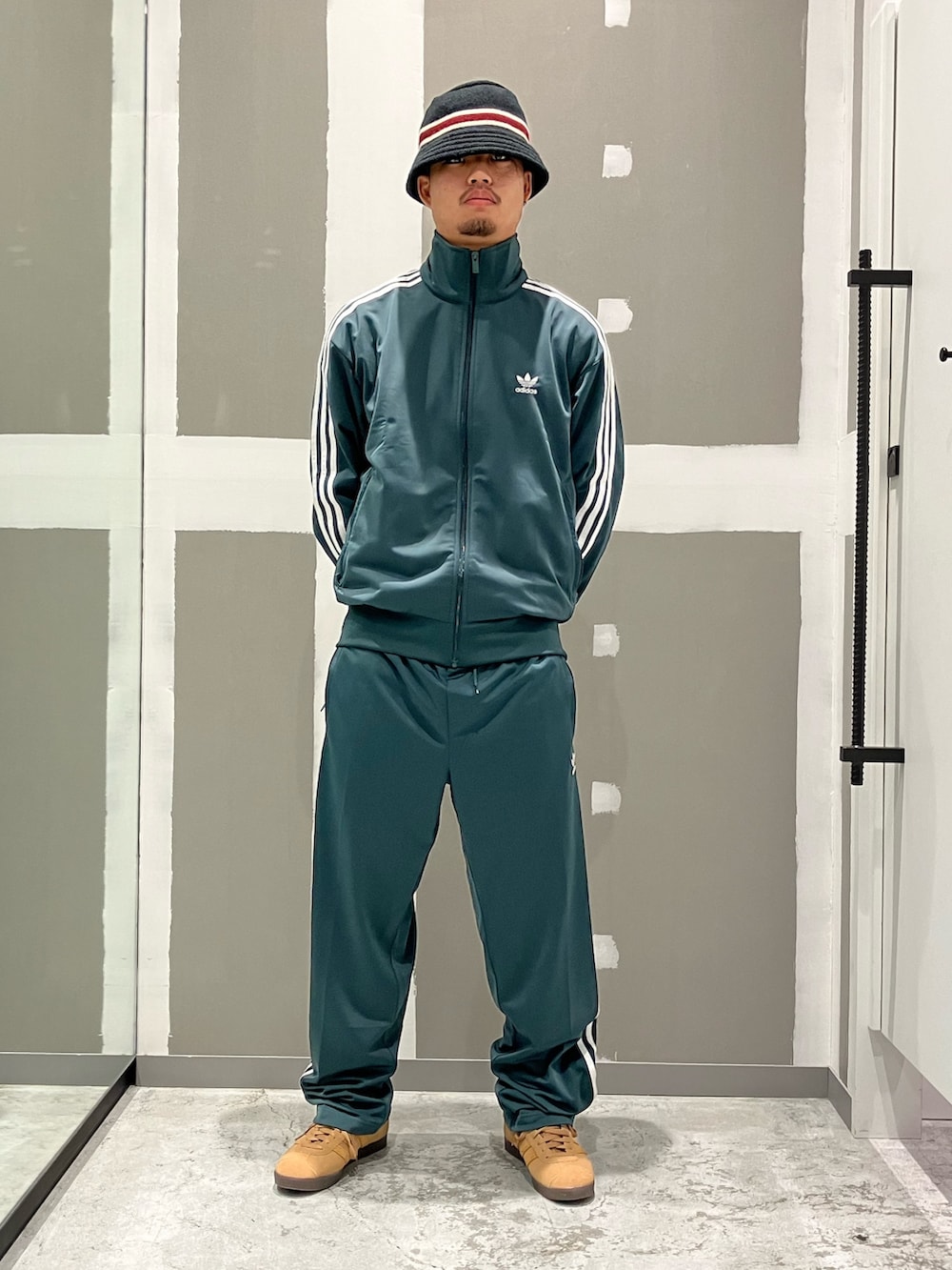 グリーン系のスウェットパンツ、グリーン系のジャージ、ブラウン系のスニーカーを着用したメンズの秋コーディネートの3枚目の写真