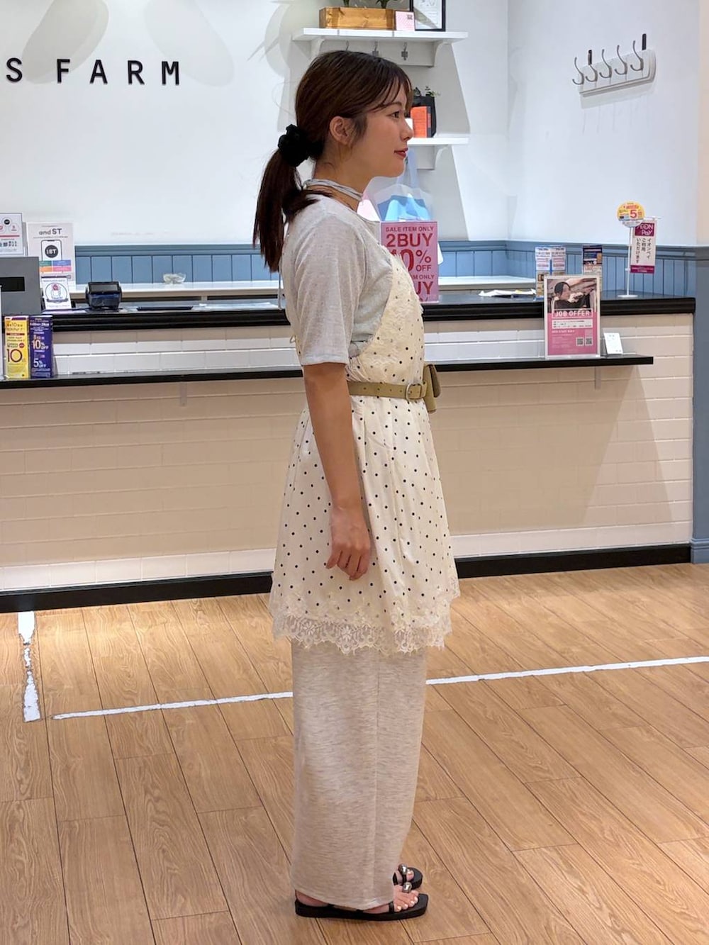 ブルー系のTシャツ/カットソー、グレー系のスウェットパンツ、ブラック系のサンダルを着用したレディースの夏コーディネートの2枚目の写真