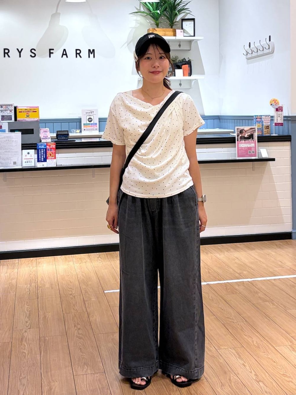 ベージュ系のTシャツ/カットソー、ブラック系のサンダル、ブラック系のショルダーバッグを着用したレディースの夏コーディネートの4枚目の写真