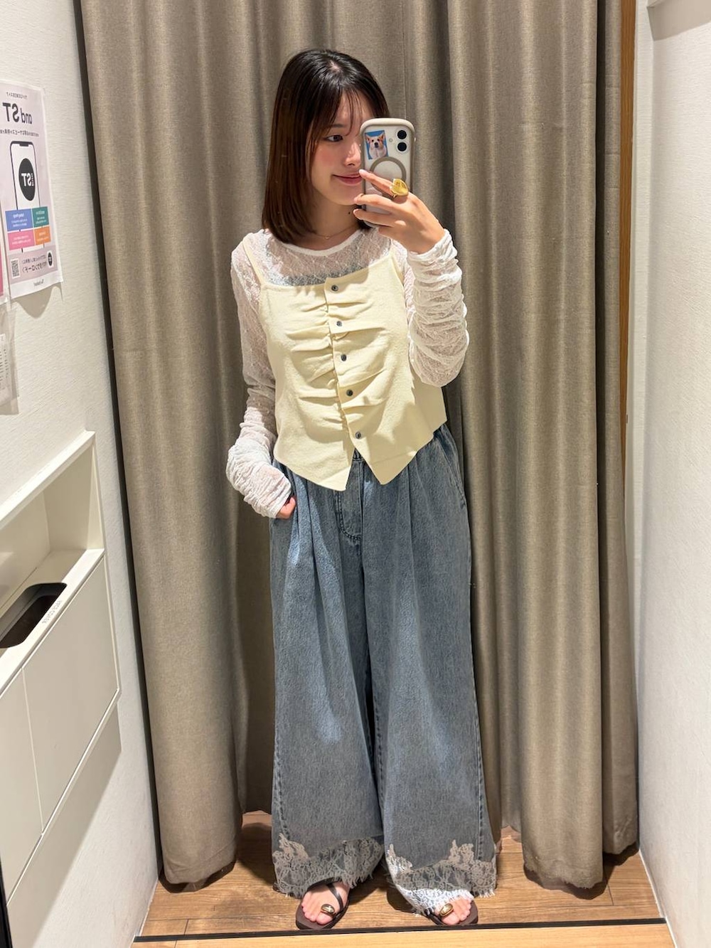 ホワイト系のキャミソール、ホワイト系のTシャツ/カットソー、ブルー系のデニムパンツを着用したレディースの夏コーディネートの2枚目の写真
