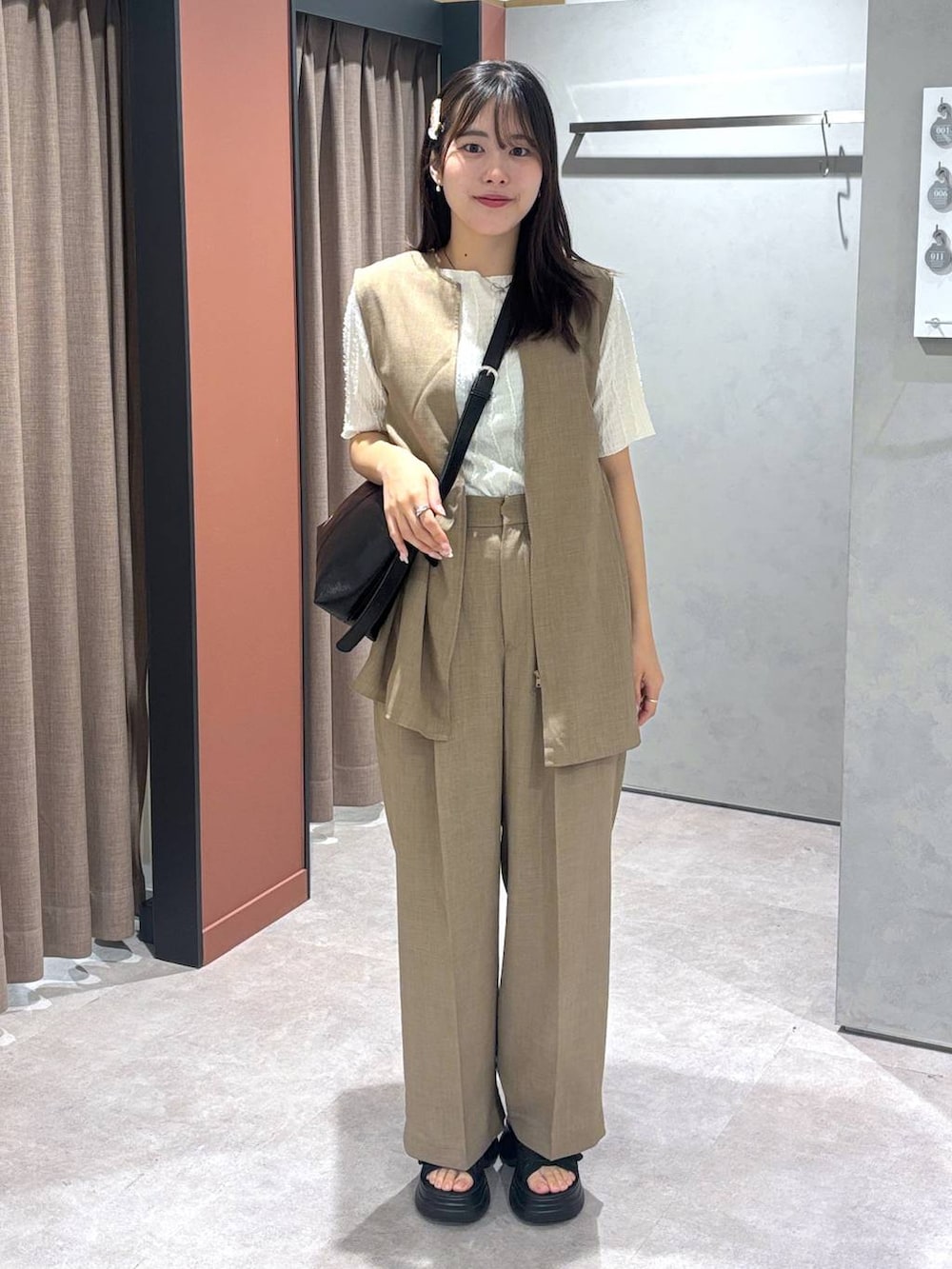 「きれいめ、高見え、カジュアル、ローリーズスタイル_LOWRYS FARM、大人女子カジュアル_LOWRYS FARM、モテ、大人カジュアル」｜「LOWRYS FARMのカンドウフィットスポサン 284000（サンダル、ブラック系）」を使った、futabaさん（レディース・160cm）の春コーディネートの5枚目の写真
