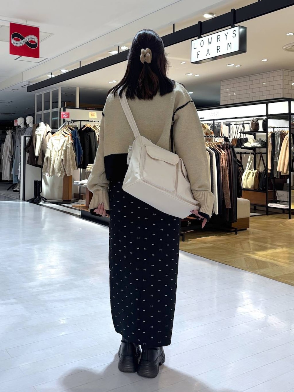 「きれいめ、高見え、カジュアル、ローリーズスタイル_LOWRYS FARM、大人女子カジュアル_LOWRYS FARM、モテ、大人カジュアル」｜「LOWRYS FARMのスポンディッシュタイトスカート 116713（スカート、ブラック系）」を使った、futabaさん（レディース・160cm）の冬コーディネートの3枚目の写真