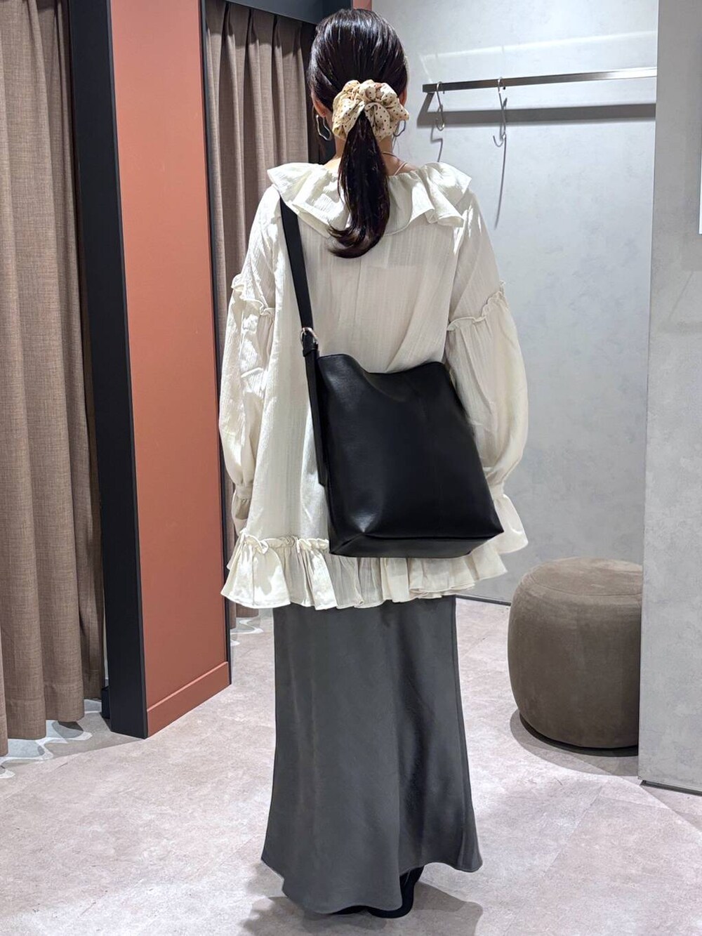 ホワイト系のスカート、ブラック系のサンダル、ホワイト系のシャツ/ブラウスを着用したレディースの夏コーディネートの3枚目の写真