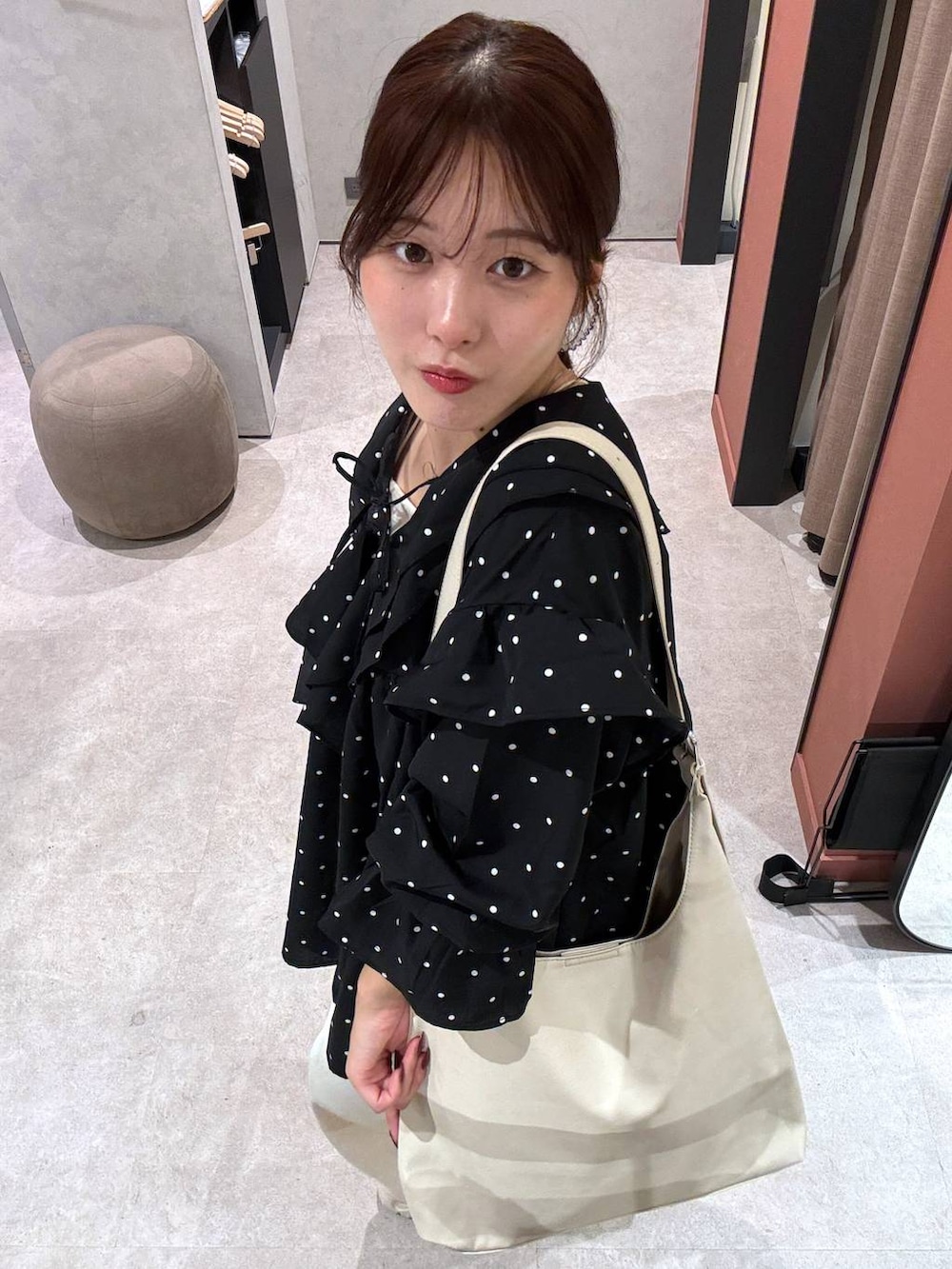 ホワイト系のショルダーバッグ、ホワイト系のスカート、ホワイト系のキャミソールを着用したレディースの秋コーディネートの2枚目の写真